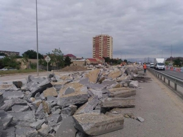 30 il zəmanət verilən Bakı-Sumqayıt yolu niyə dağıdıldı? FOTO