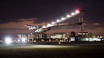 Günəş batareyası ilə işləyən `Solar Impulse 2` təyyarəsi Qahirədə yerə enib