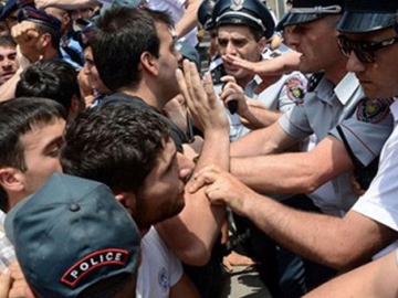 Yerevanda aksiyaçılarla polis toqquşub