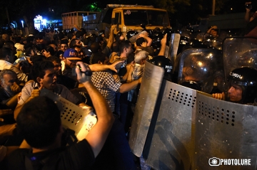 Yerevan polisi silahlılara su və yemək verməyə icazə vermir