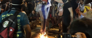 Amerikada İsrail bayrağını belə yandırdılar - VİDEO