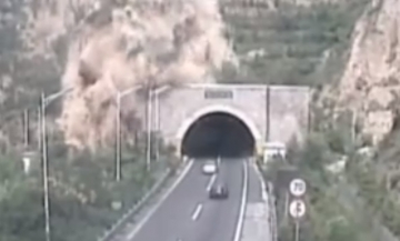Çində dağ uçqunu tunelin girişini belə bağladı -VİDEO