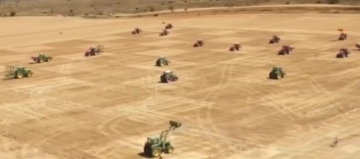 İspaniyada traktorların şahmat oyunu - VİDEO