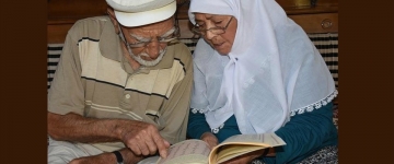 82 və 83 yaşlı cütlük: 57 il evlilik həyatımızda bizim üçün ən gözəl hadisə Quran oxumağı öyrənməkdir