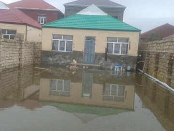 Bakının kəndində su evlərə doldu - `Hazırda yol tamam bağlanıb` - FOTO