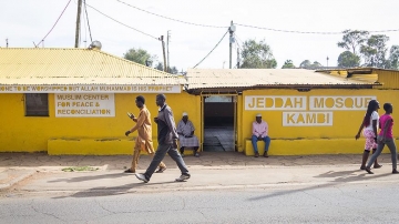 Keniyada bəzi məscid və kilsələr sarı rəngə boyanıb