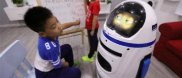 Çində gülərüz robot insana hücum edib
