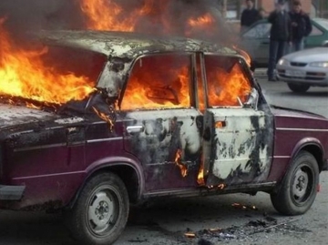 Abşeron rayon Polis İdarəsinin həyətində yanğın olub, iki avtomobil yanıb