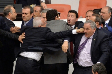 Türkiyə parlamentində dava düşüb 