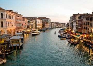 Venesiyada miqrant yüzlərlə insanın gözü qarşısında kanalda batıb - VİDEO