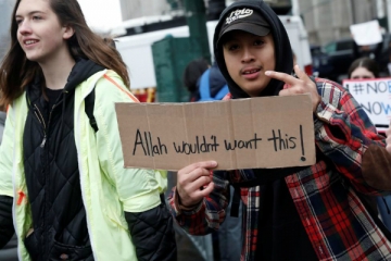 Amerikalı şagirdlər Trampın islamfob hərəkətlərini pislədi -FOTO