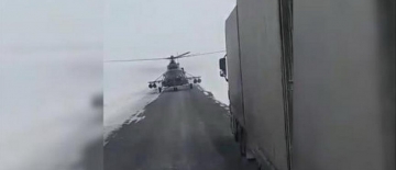 Qazaxıstanda yolu azan hərbi helikopter sakinlərdən kömək istədi - VİDEO