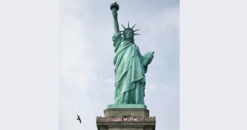 ABŞ-da `Azadlıq` heykəlinə görün hansı plakatı asdılar