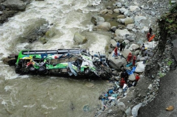 Çində avtobusun çaya düşməsi nəticəsində 10 nəfər ölüb