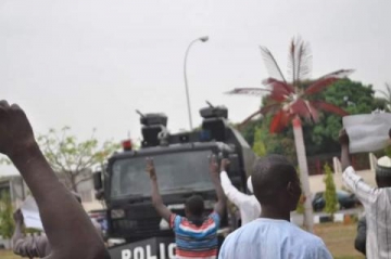 Nigeriya polisi Zəkzakinin azad edilməsini istəyənlərə itlərlə hücum etdi - FOTO