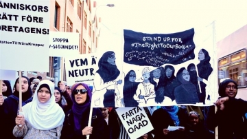 İsveçdə 1 may mitinqində hicablı müsəlman qadınlarına dəstək 