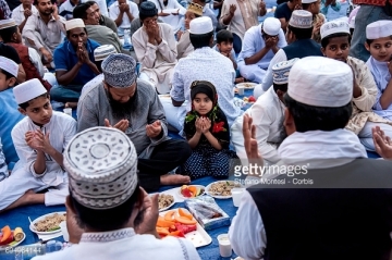 Romada müsəlman miqrantlar iftar süfrəsi təşkil edib - FOTO