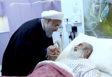 İran prezidenti Tehranda müalicə olunan tanınmış din alimi Ayətullah Məzahiriyə baş çəkib 