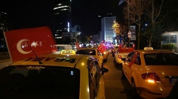 İstanbulda taksi sürücüləri Trampa etiraz etdilər - FOTO