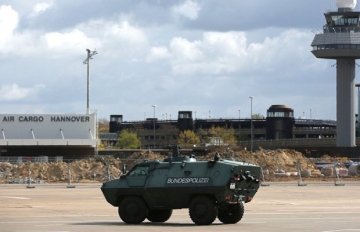 Almaniya hava limanında 180 türk və kürd arasında qarşıdurma - Video 