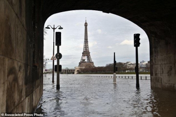 Parisi su basıb, yollar su altında qalıb - VİDEO 