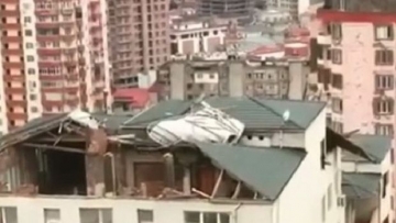 Güclü külək Xırdalanda binanın damını uçurdu - Video