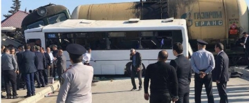 Bakıda avtobus qatarla toqquşdu - 1 ölü, yaralı sayı 34 oldu-FOTO/VİDEO -YENİLƏNİB