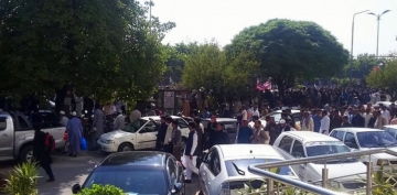 Pakistanda yüzlərlə insan oturaq aksiyaya start verdi - Foto 