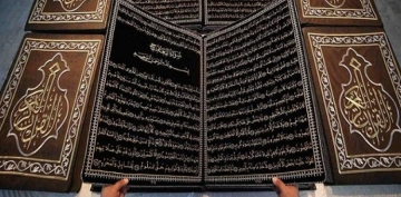 Suriyalı sənətçi Quranı parça üzərinə yazdı; Çəkisi 200 kq, qiyməti 6.5 milyon dollar - FOTO