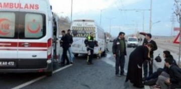Türkiyədə mikroavtobusla TIR toqquşub, ölənlər və yaralananlar var