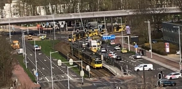 Hollandiyada tramvay dayanacağına silahlı hücum edilib