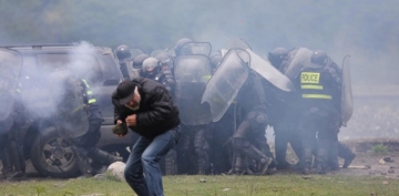 Gürcüstanda polis etirazçıları dağıtmaq üçün  gözyaşardıcı qaz və plastik güllələrdən istifadə edib - FOTO