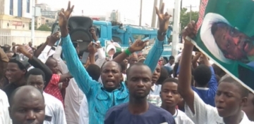 Nigeriya prezidenti yenə Şeyx Zəkzəkinin tərəfdarlarının etirazı ilə qarşılaşdı - FOTO