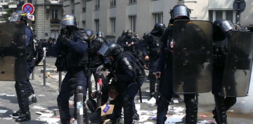 Fransada polis etirazçılara qarşı su şırnaqlarından istifadə edib - VIDEO 