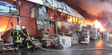 Tikinti bazarında mağazası yanan icarədarlar kompensasiya tələb edirlər