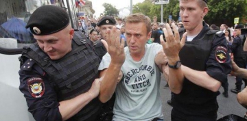 Navalnı tutuldu, ofisi bağlandı