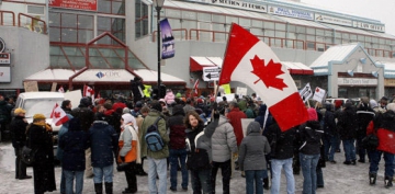 Kanadada etirazçılara qarşı gözyaşardıcı qaz tətbiq olunub