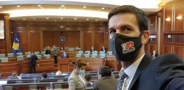 Kosovolı  deputat `Mən Məhəmmədi sevirəm` maskası taxaraq Fransaya etiraz etdi  - FOTO