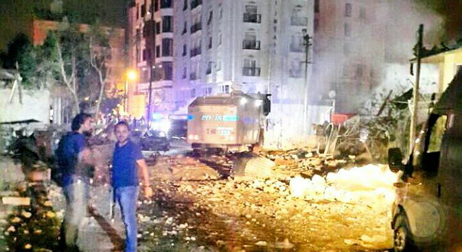 Türkiyədə polis bölməsinə hücum edilib: 3 ölü, 71 yaralı 