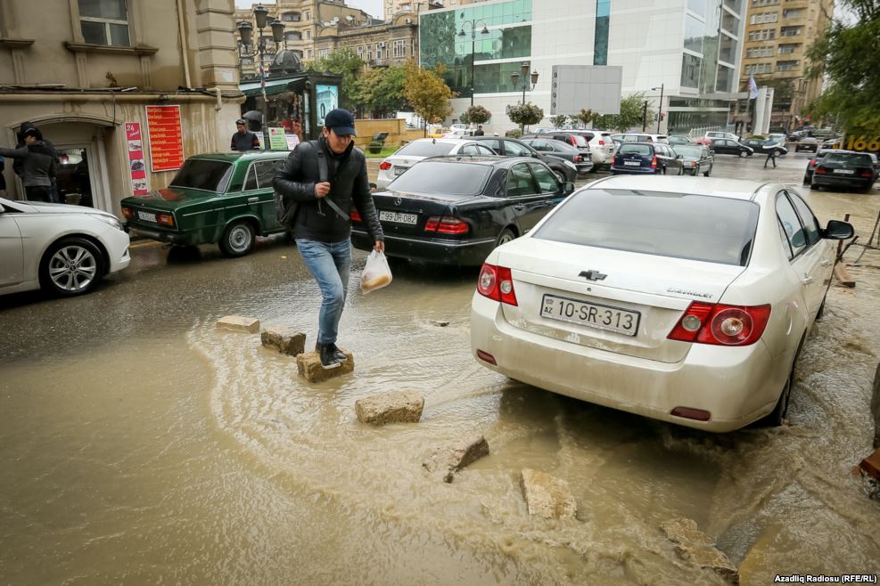 Yağış Bakının yollarını keçilməz edib - FOTO/VİDEO
