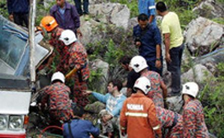 Malayziyada avtobusun uçuruma düşməsi nəticəsində 13 nəfər ölüb