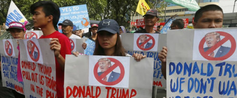 Filipində etirazçılar Amerika bayrağını yandırdı -FOTO