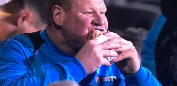 125 kiloqramlıq qapıçı `Arsenal`la oyunda hamburger yedi - VİDEO
