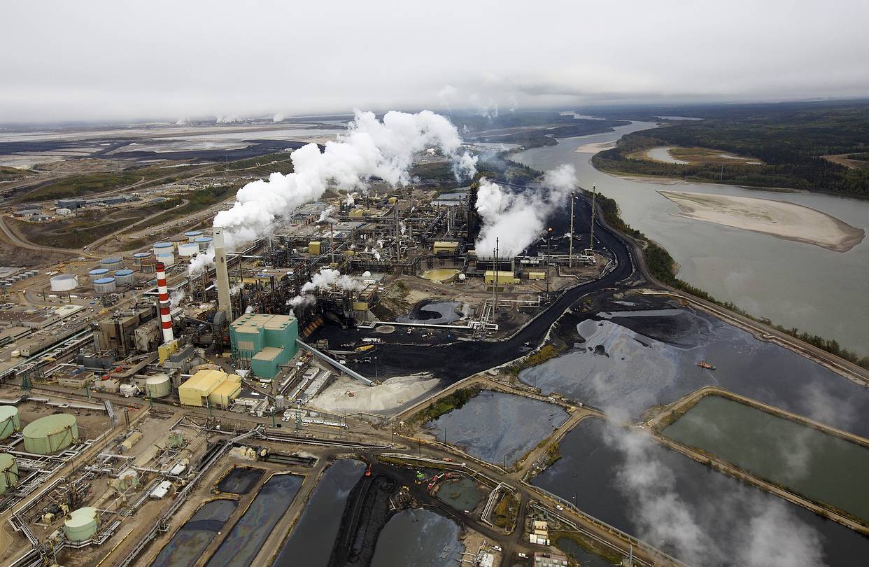 Kanadada neft zavodunda partlayış - VİDEO