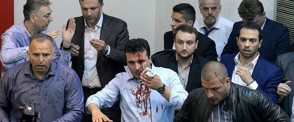 Makedoniya Parlamentində toqquşma: 9 yaralı - FOTO