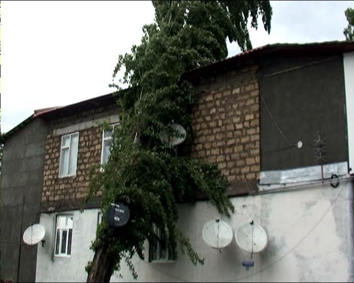 Qasırğa 20-ə yaxın yaşayış evinə ziyan vurdu