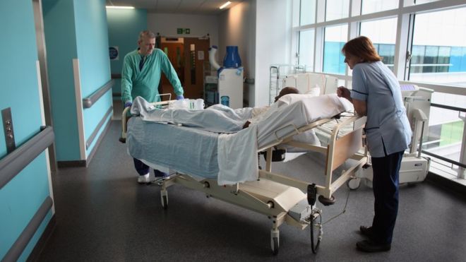 Britaniya səhiyyəsində böhran: Pasientlər, `xəstəxana dəhlizlərində ölür`