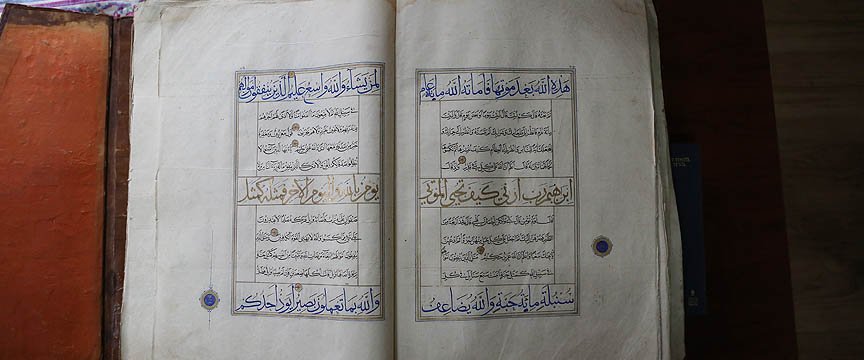 Topqapı sarayından qaçırılan 6 əsrlik “Qurani-Kərim” kitabxanaya təhvil verildi - FOTO