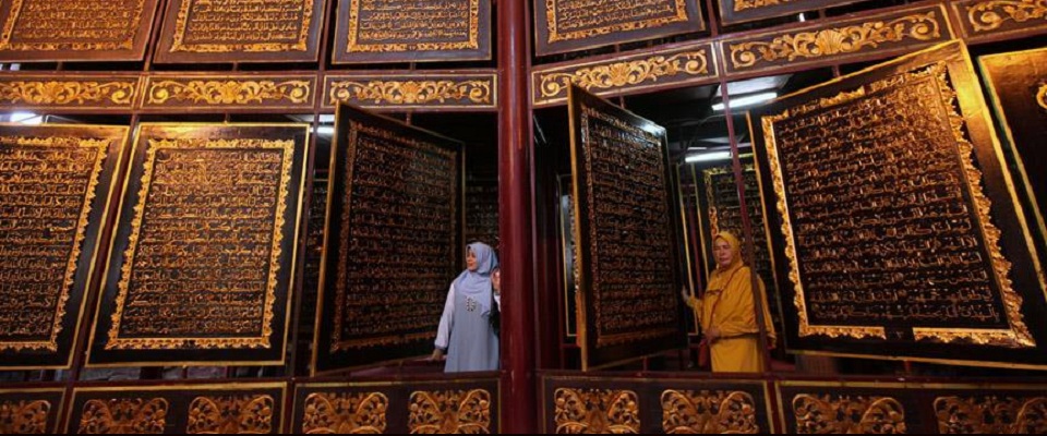 İndoneziyada nadir Quran nüsxəsi nümayiş etdirilir - FOTO