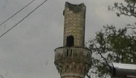 Dolu məscidin minarəsini dağıtdı